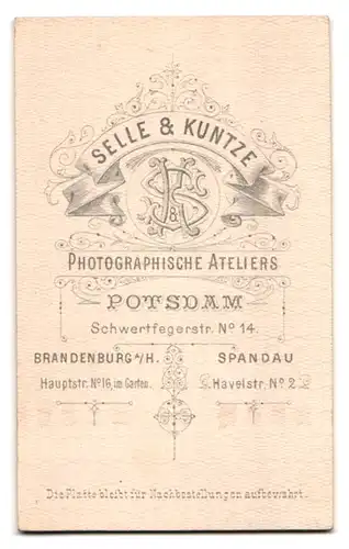 Fotografie Selle & Kuntze, Potsdam, Schwertfegerstr. 14, Portrait Husar in Uniform mit Säbel und Schützenschnur