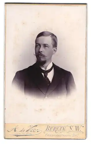 Fotografie A. de Veer, Berlin, Friedrichstr. 247, Portrait junger Mann im Anzug mit Krawatte und Henriquatre Bart