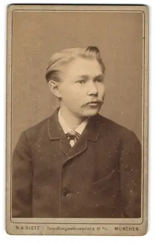 Fotografie N. A. Dietz, München, Sendlingerthorplatz 6, Portrait junger blonder Mann im Anzug mit Moustache