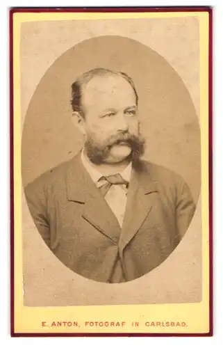 Fotografie E. Anton, Carlsbad, Portrait Herr im Anzug mit Fliege und Franz Jospeh Bart