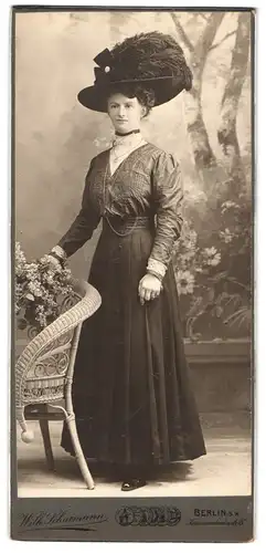 Fotografie Wilh. Scharmann, Berlin, Kommandanten-Str. 15, Portrait Dame im Biedermeierkleid mit grossem Federhut