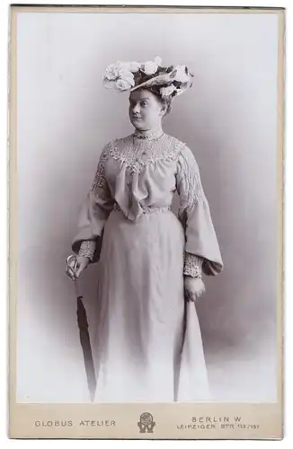 Fotografie Globus Atelier, Berlin, Leipziger Str. 132, Portrait Dame im hellen karierten Kleid mit Hut und Schirm