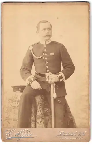 Fotografie C. Hesse, Berlin, Teltower-Str. 3, Portrait Soldat in Gardeuniform mit Schützenschnur und Säbel