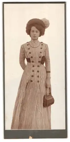 Fotografie unbekannter Fotograf und Ort, Portrait junge Frau im gestreiften Kleid mit Handtasche und Hut