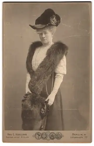 Fotografie E. Vogelsang, Berlin, Lützowstr. 77, Portrait ältere Dame in Spitzenbluse mit Pelzstola und Muff