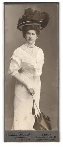 Fotografie Julius Staudt, Berlin, Unter den Linden 47, Portrait Dame im hellen Kleid mit Federhut und Sonnenschirm