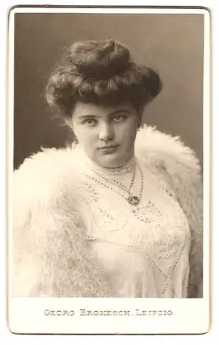 Fotografie Georg Brokesch, Leipzig, Zeitzerstr. 2, Portrait junge Dame im weissen Spitzenkleid mit weisser Stola