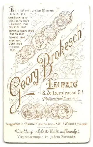 Fotografie Georg Brokesch, Leipzig, Zeitzerstr. 2, Portrait junge Dame im weissen Spitzenkleid mit weisser Stola
