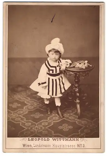 Fotografie Leopold Wittmann, Wien, Landstr. 3, Portrait kleines Mädchen im gestreiften Kleid mit Mütze
