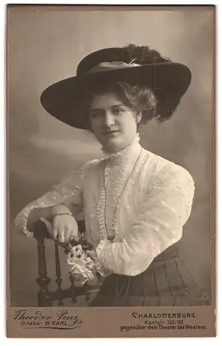 Fotografie Theodor Penz, Berlin, Kantstr. 156, Portrait jung Dame in weisser Blsue mit breitekrempigem Hut