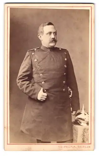 Fotografie Th. Prümm, Berlin, Unter den Linden 51, Portrait Offizier in Uniform mit Pickelhaube