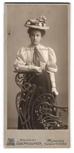 Fotografie Oberpollinger, München, Neuhauserstr. 44-46, Portrait Dame in heller Bluse mit Jugendstil Hut