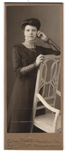 Fotografie Oskar Goetze, Königsberg i. Pr., Weissgerberstr. 22, Portrait hübsche junge Frau im dunklen Kleid, Jugendstil