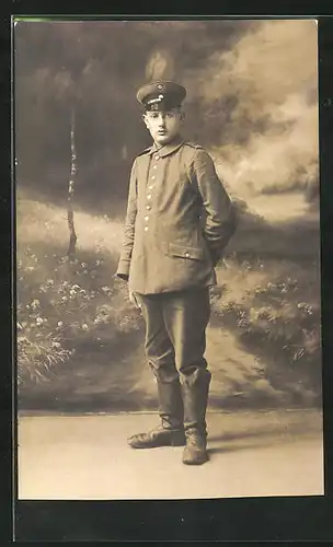 Foto-AK Soldat in Uniform mit Schirmmütze, Uniformfoto