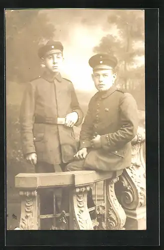 Foto-AK Zwei Soldaten in Uniform mit Schirmmütze, Uniformfoto