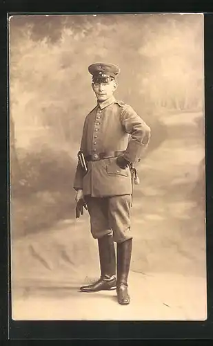 Foto-AK Soldat in Uniform mit Schirmmütze, Uniformfoto