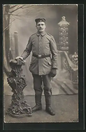 Foto-AK Soldat in Uniform mit Handschuhen, Uniformfoto