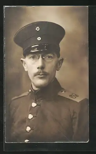 Foto-AK Soldat in Uniform mit Schirmmütze und Zwicker, Uniformfoto