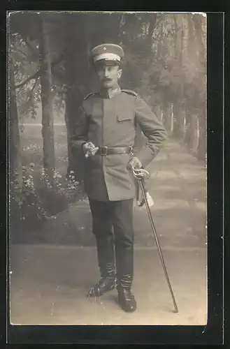 Foto-AK Soldat in Uniform mit Schirmmütze mit Zigarre, Uniformfoto