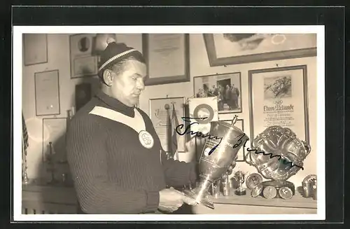 AK Bobfahrer Franz Kemser mit Pokal in der Hand