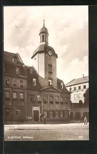AK Glauchau, Rathaus mit Uhrentum und Passanten