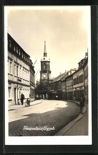 AK Frauenstein /Erzgeb., Strassenpartie mit Kirche und Passanten