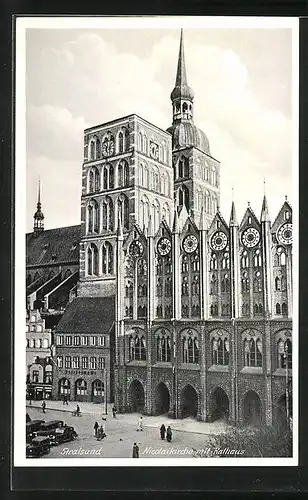 AK Stralsund, Nicolaikirche mit Rathaus und Passanten