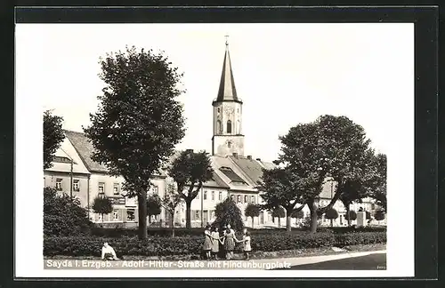 AK Sayda i. Erzgeb., Strasse mit Geschäft am Hindenburgplatz