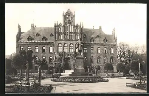 AK Rathenow, Denkmal vor dem Kreishaus