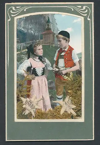 Trockenblumen-AK Mädchen und Junge in alpiner Tracht vor einer Kapelle, Edelweiss und Moos