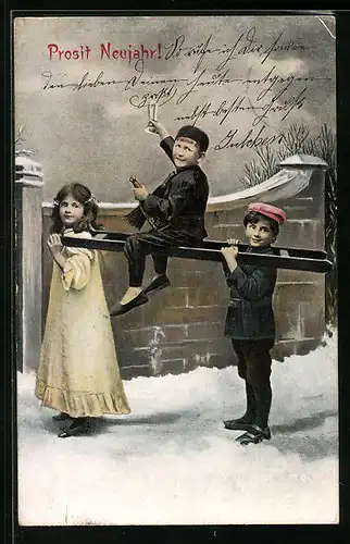 AK Kinder tragen Schornsteinfeger auf Leiter sitzend, Neujahrsgruss