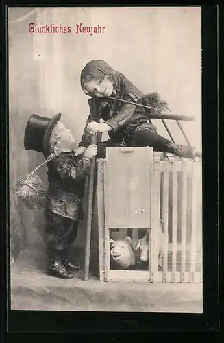 AK Kleines Geschwisterpaar im Schornsteinfegerkostüm und lachenden Schweinen, Neujahrsgruss