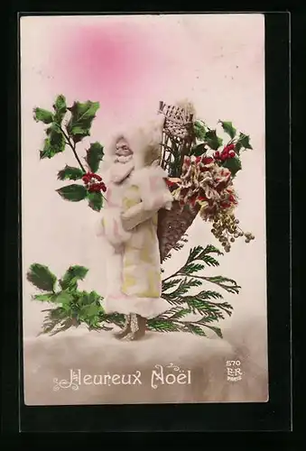 AK In weiss gekleideter Weihnachtsmann mit Korb voller Pflanzen, Weihnachtsgruss