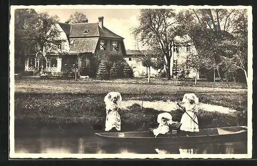 AK Burg / Spreewald, Hotel Winzer, Drei junge Mädchen auf einem Paddelboot