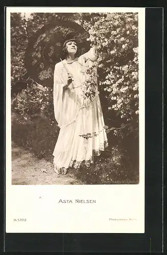 AK Schauspielerin Asta Nielsen mit Papierschirm im Garten