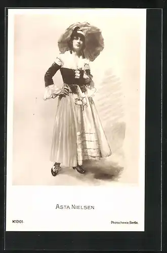 AK Schauspielerin Asta Nielsen im Kleid mit Schirm