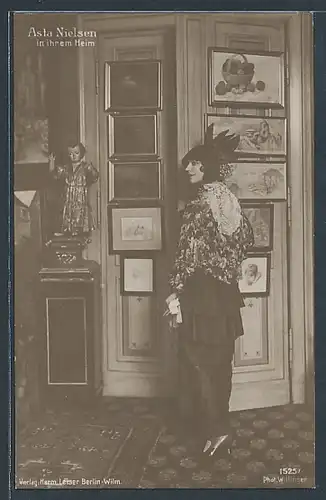 AK Schauspielerin Asta Nielsen in ihrem Heim