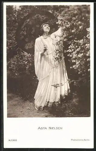 AK Schauspielerin Asta Nielsen mit Schirm im Garten