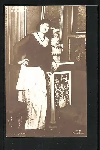 AK Schauspielerin Asta Nielsen in ihrem Heim