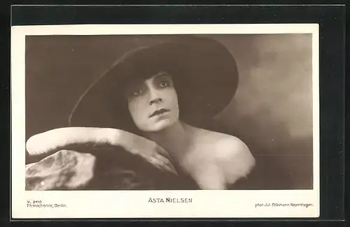AK Schauspielerin Asta Nielsen im schulterfreien Gewand mit Hut