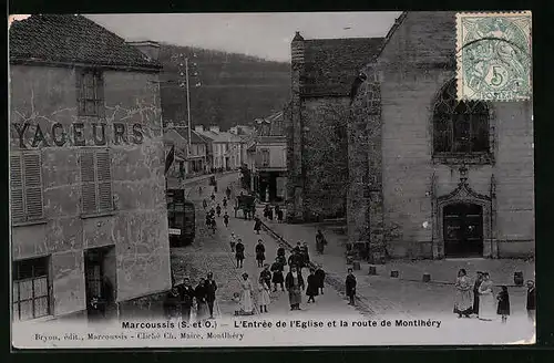 AK Marcoussis, L`Entrèe de l`Eglise et la route de Montlhèry