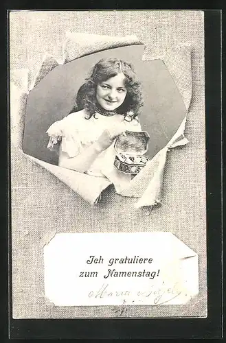 AK Mädchen zeigt eine geöffnete Pralinenschachtel, Ich gratuliere zum Namenstag!