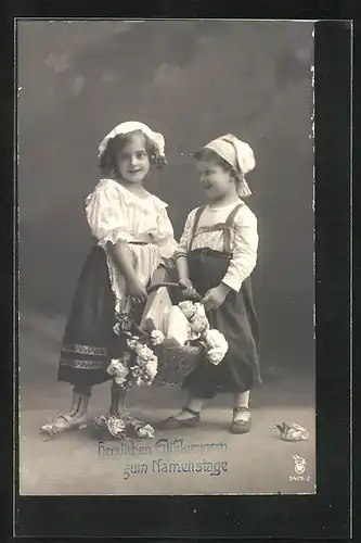 AK Kinder in Tracht bringen einen Korb mit Blumen und Geschenken, Glückwunsch zum Namenstag