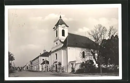 AK Zarosice, Strassenpartie mit Kirche