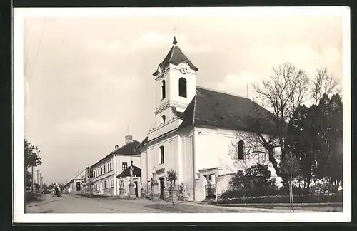 AK Zarosice, Strassenpartie mit Kirche