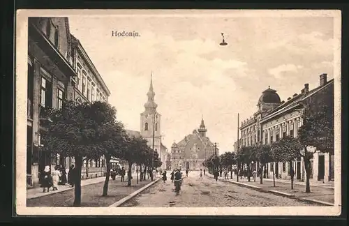 AK Göding / Hodonin, Strassenpartie mit Blick zur Kirche