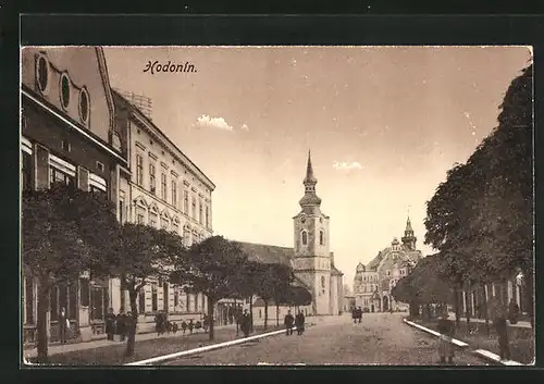 AK Göding / Hodonin, Strassenpartie mit Blick zur Kirche