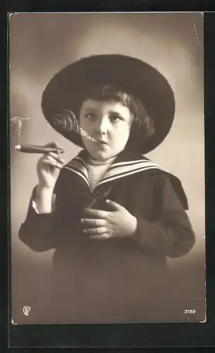 AK Zigarre rauchender kleiner Junge im Matrosenanzug