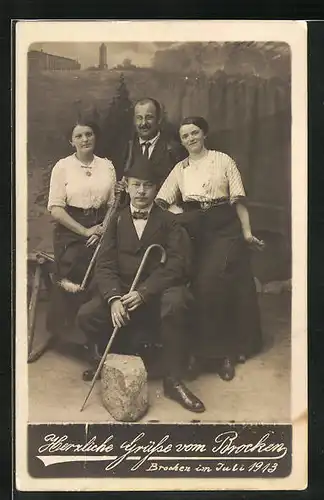 Foto-AK Gruppenbild von Wanderern auf dem Brocken