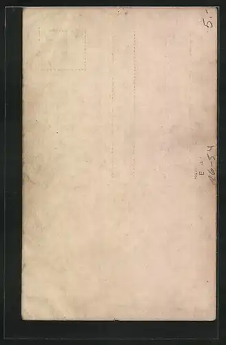 AK Junge Frau lesend auf einer Bank sitzend